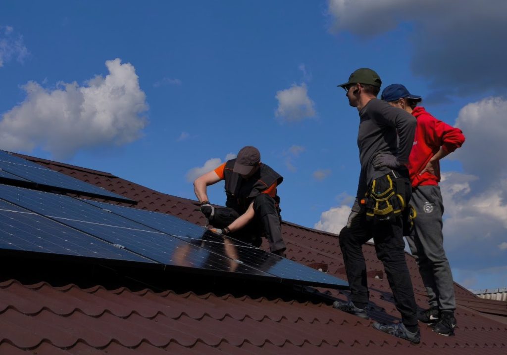 брігада Solar25.net на даху